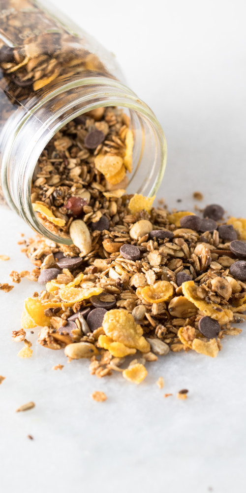 Granola con gotas de chocolate en frasco